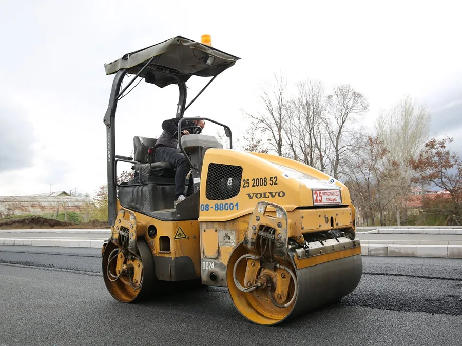 Rolo compactador sobre asfalto novo