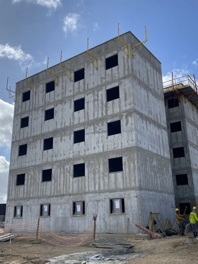 Prédio de parede de concreto com faces limpas após a desforma