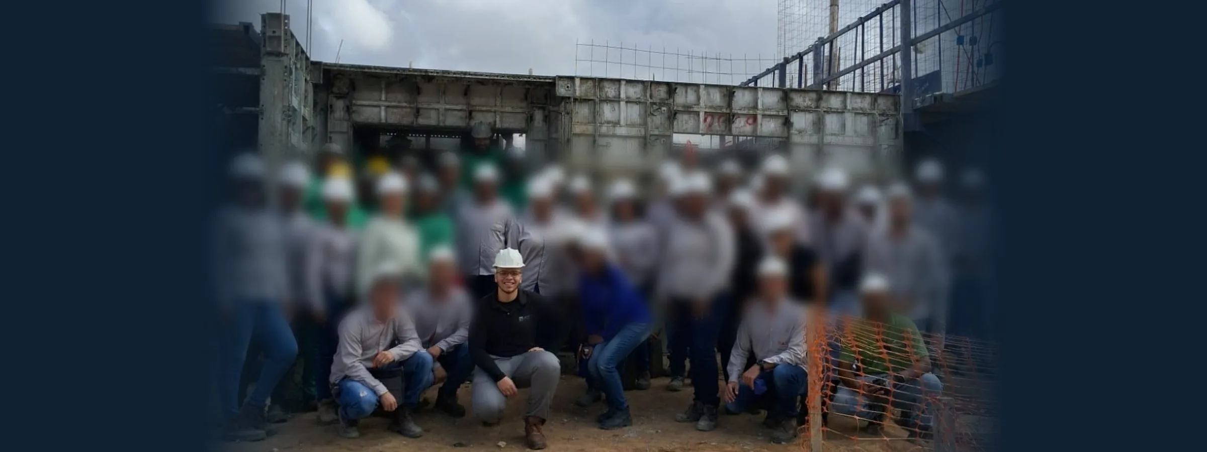 Victor Reis com a equipe de obra de uma construtora após o treinamento orientativo