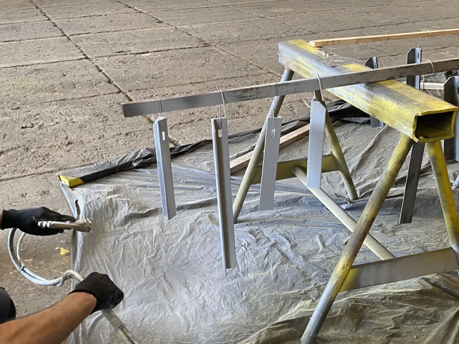Pintura de peças metálicas com tinta diluída em solvente