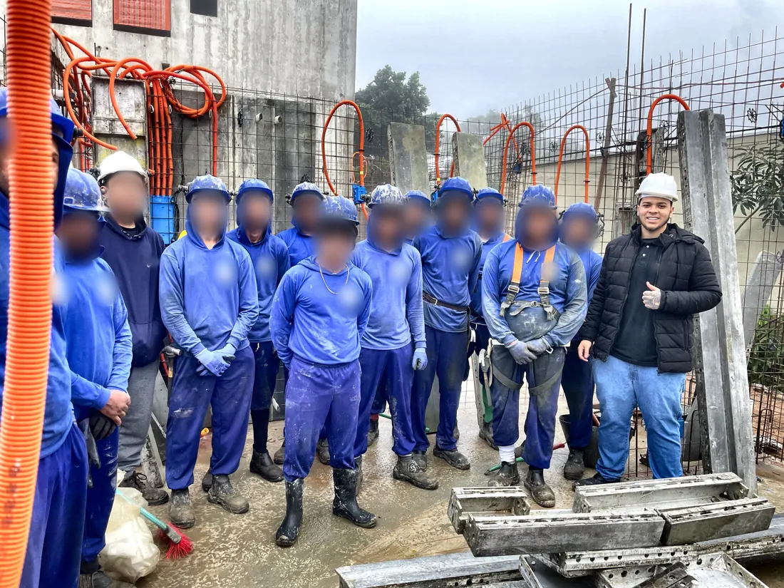 Victor Reis com a equipe de obra após o treinamento orientativo em Porto Alegre