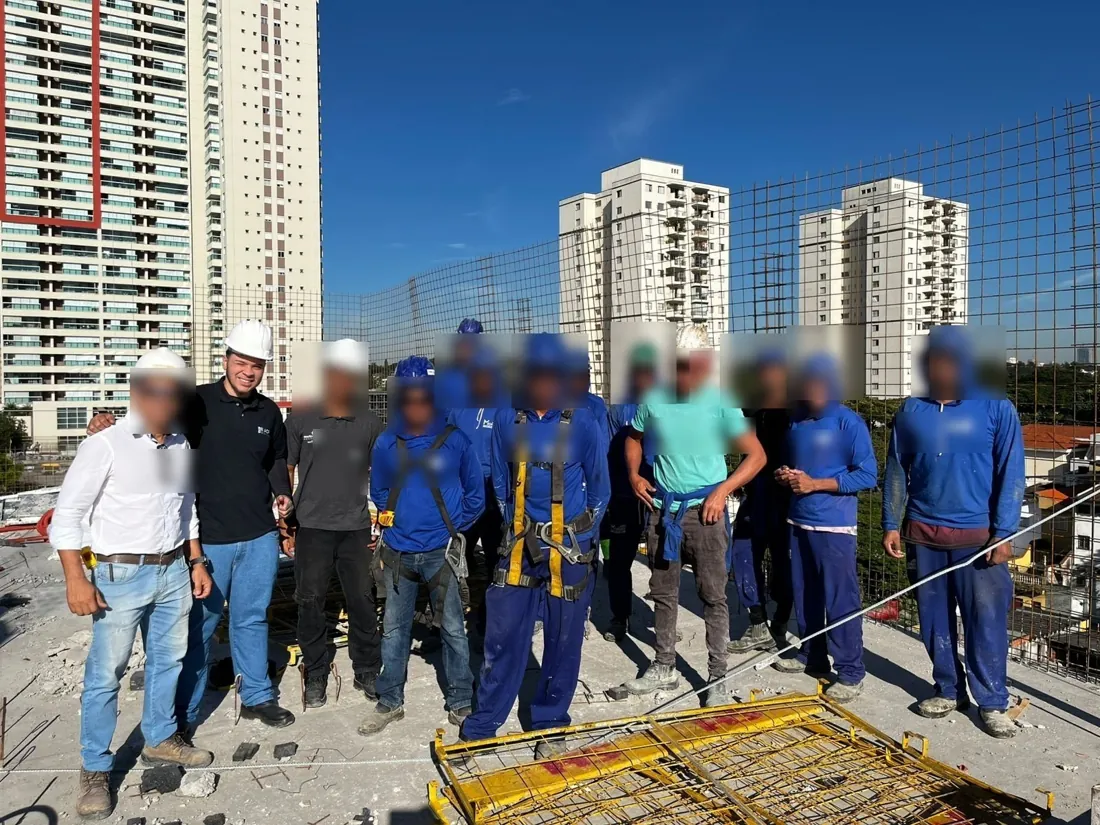Victor Reis com a equipe no topo da obra após o treinamento orientativo em São Paulo